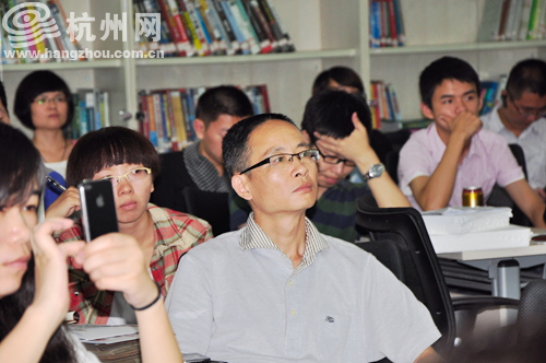 认真听 做记录 拍课件做市场学习很重要